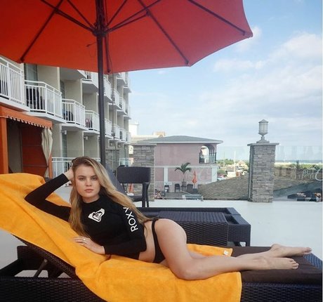 Zandi Holup pornstar adult archive