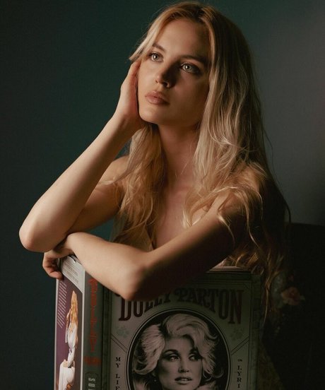 Zandi Holup porn model img