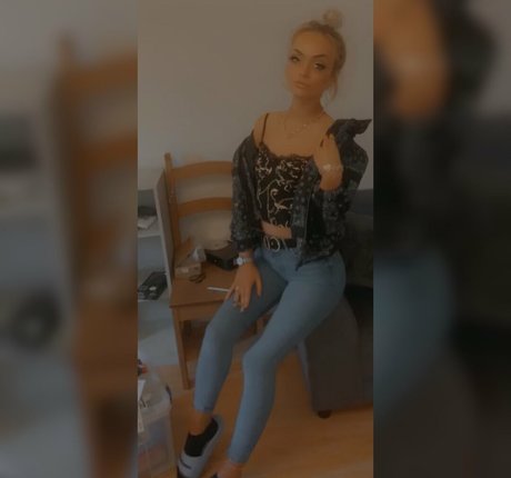 MissLolly high quality pornstar image