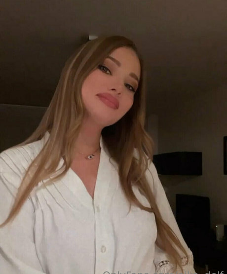 leila hottie star top img