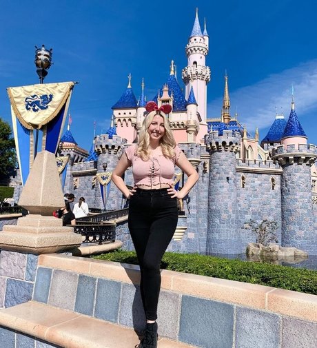 Abigail Cristea nude model img