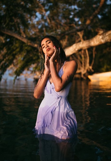 Sailor Gwen model naked photo