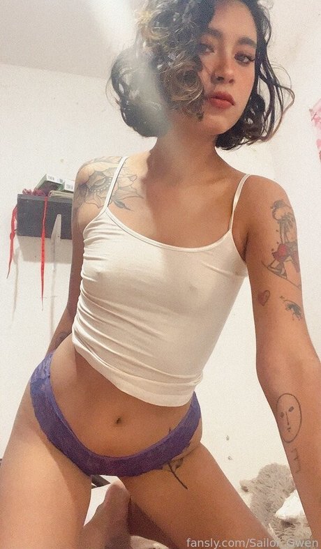 Sailor Gwen nude model pic