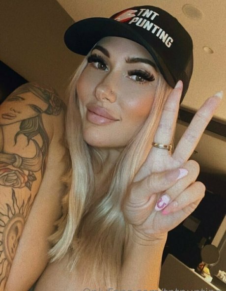 carlyelectriclive exclusive model img