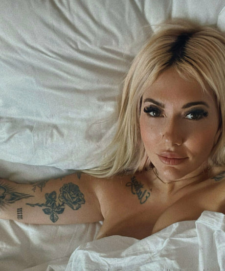 carlyelectriclive erotic star picture