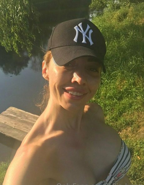 ellis benz star naked photo