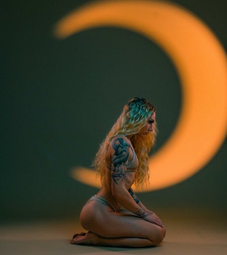 DanceZora nudes model picture