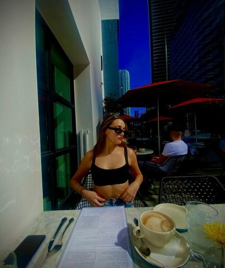 avaajayde beautiful model pic