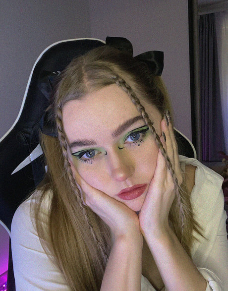 Cymanneth nude pornstar photo