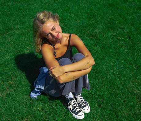 Claire Rosinkranz hot actress pics