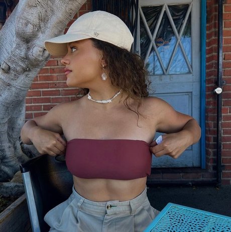 Sarah Jeffery hd model pictures