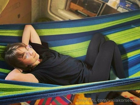 valiawixx model naked image
