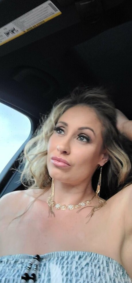 evabnotty model top photo