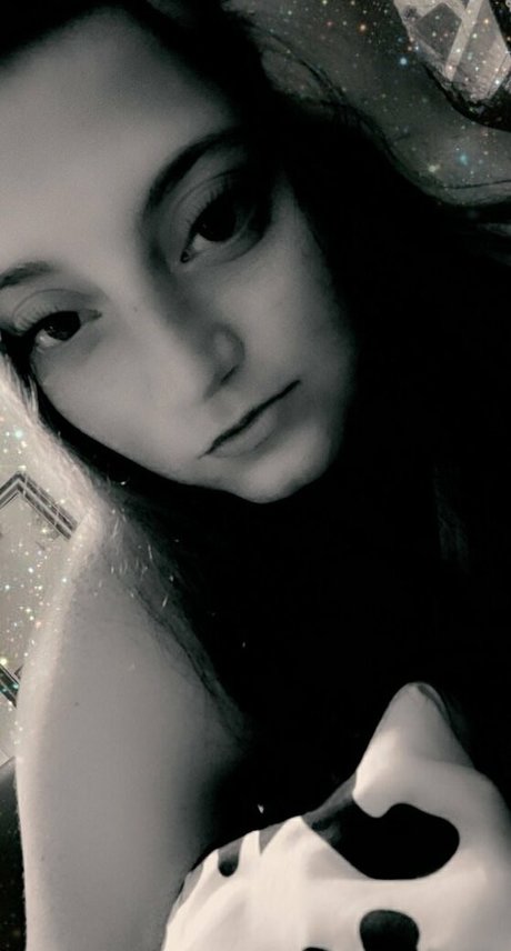 sarahyournaughtygirl69 pornographic model img