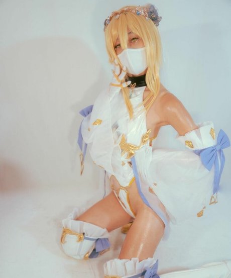 Yawarakai Luna nude model image