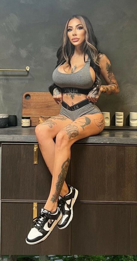 therosiemiller nude model photos