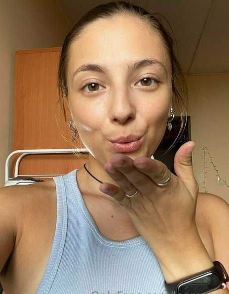 18 year old onlyfans top picture