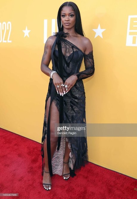 Ari Lennox pornographic model photos