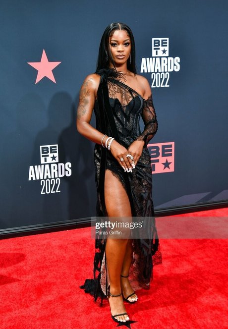 Ari Lennox pretty star image