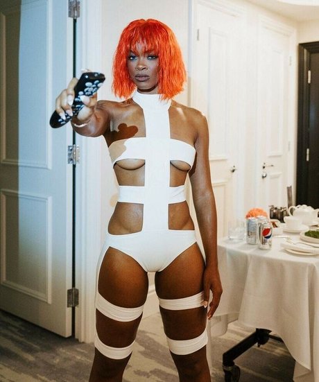 Ari Lennox art model photo