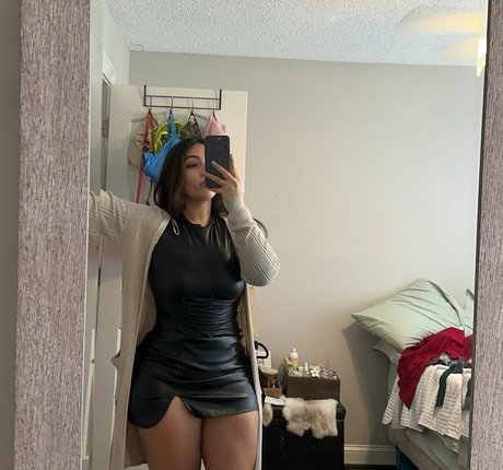 bombassdeisy model adult picture