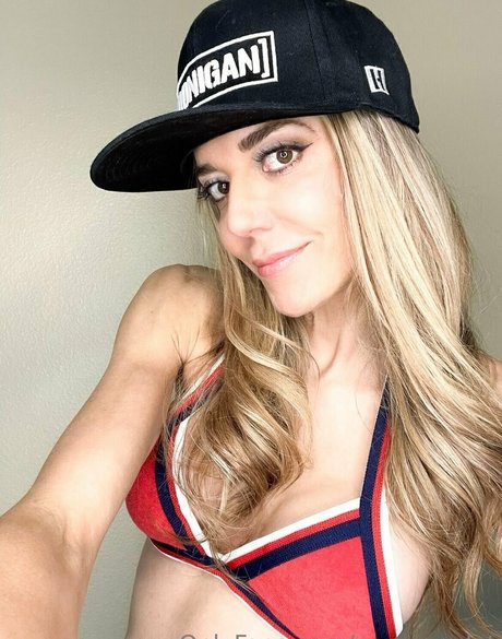 amycapulet hot actress pics