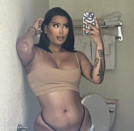 Alexistheedoll model top picture