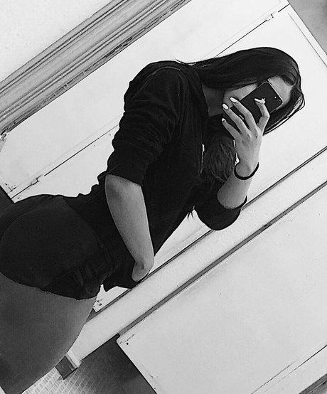 Silk7milk beautiful model img