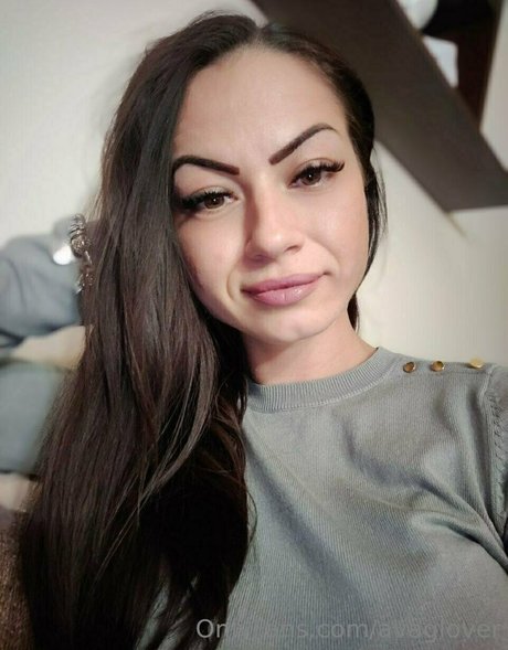 avaglover nice model photo