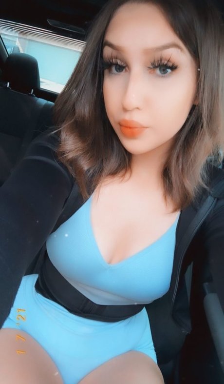 Chloe Flores naked model img