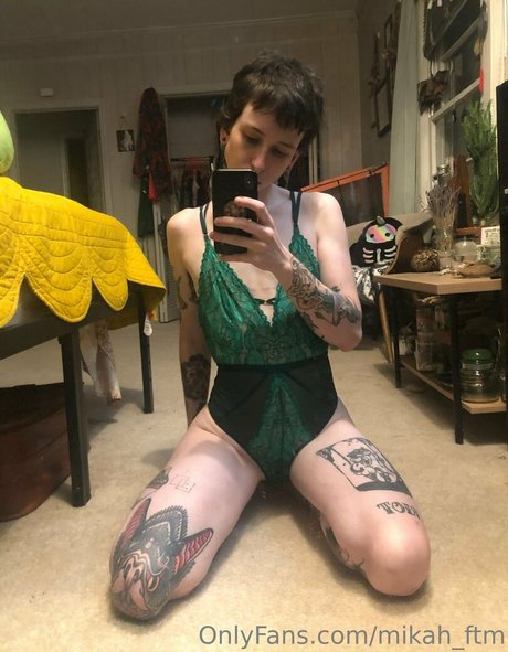 faguettemikah model naked pictures