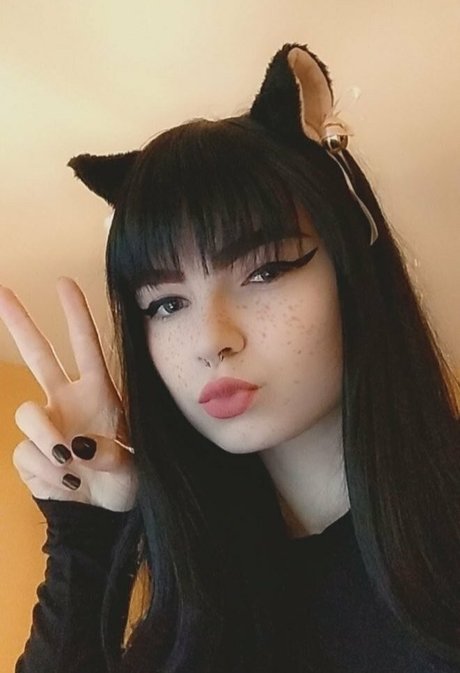 anettefree adult model pic