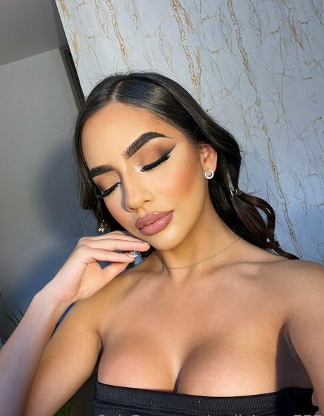 emsexylips pretty model photo