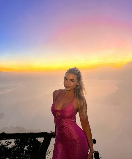 Alison Bowles naked pornstar pic