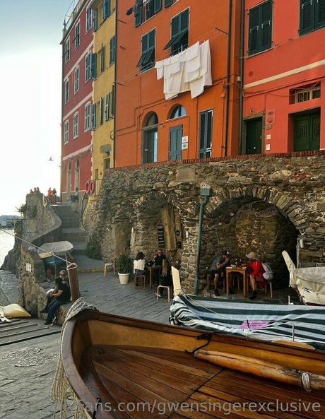 gwensingerexclusive star naked images