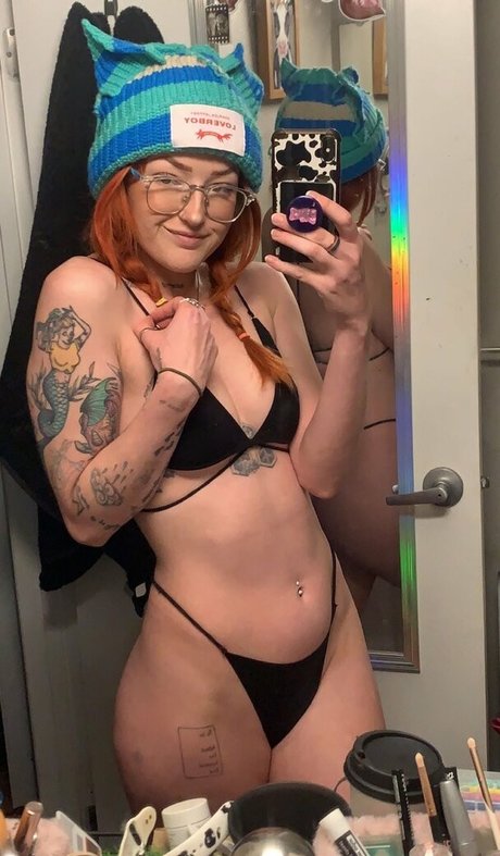 Indoor wilding pretty actress photos