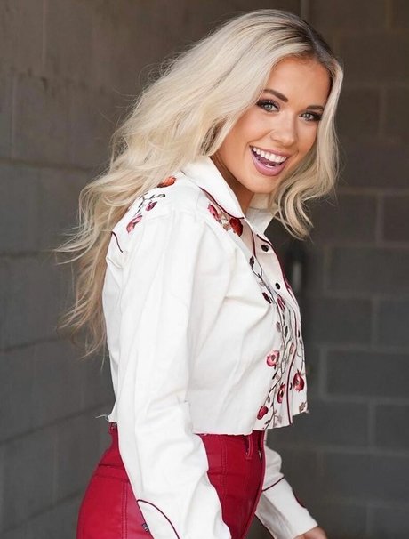 Megan Moroney model perfect photo