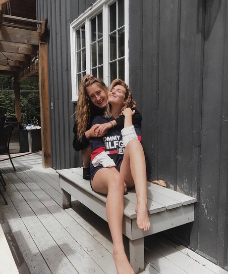 Sophie Nelisse sexy star pictures