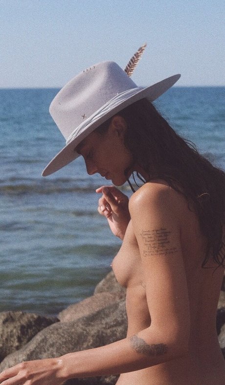 Vanessa Moe naked model picture