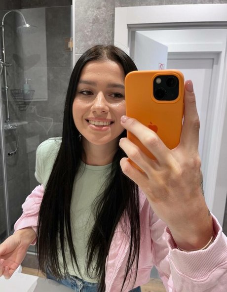 EmiliAAA star top photos