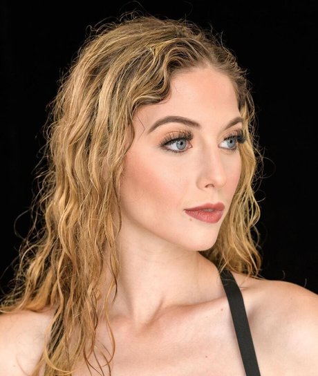 AlexandraQnin model nude img