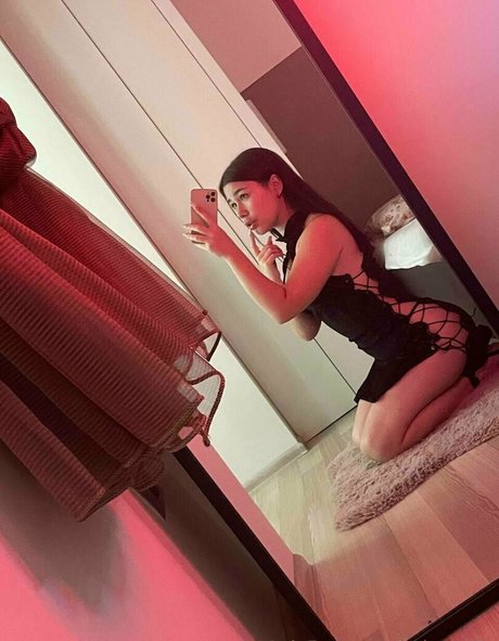 littlewaiifu hot model image