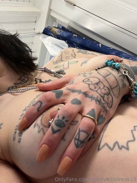 prettylittlefreak13 nude model galleries