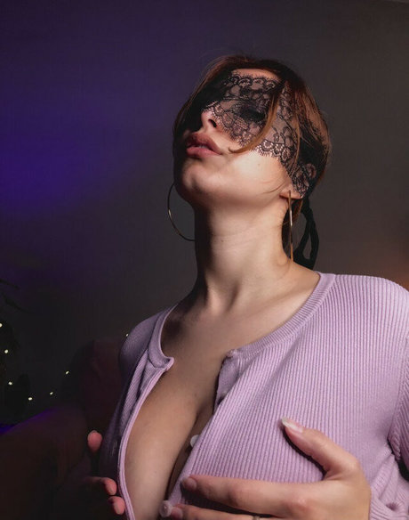 laylaastar nude model images