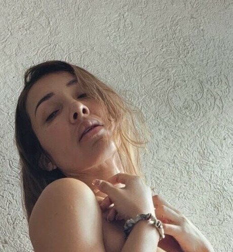 Alma Briano nice model photo