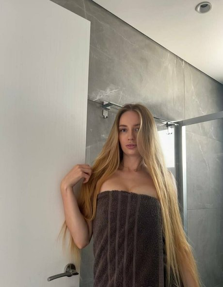 santase porn model image