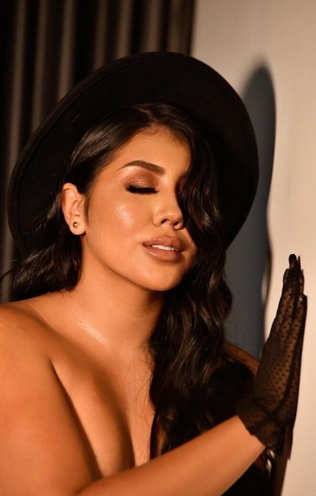 Charlote Rouge star art img