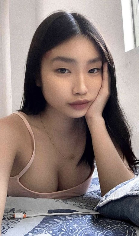 Sujin Kwon naked model pic