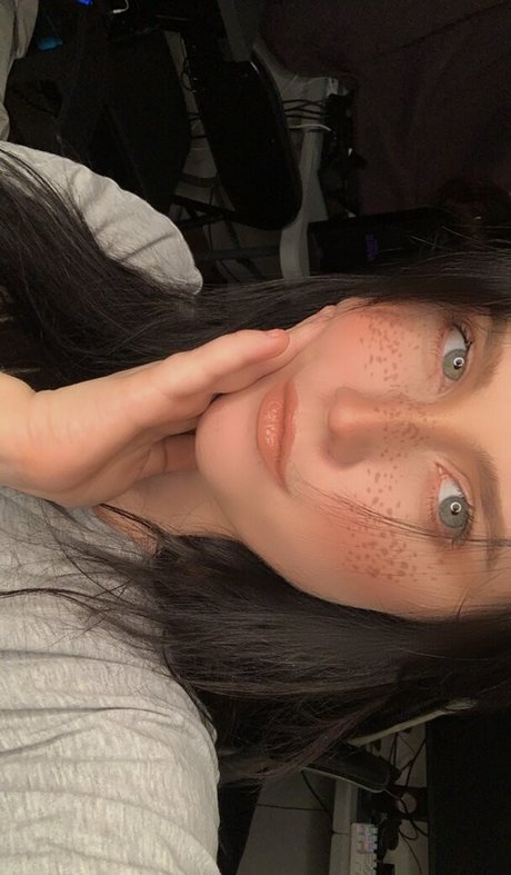 lewdkumi model pretty photo