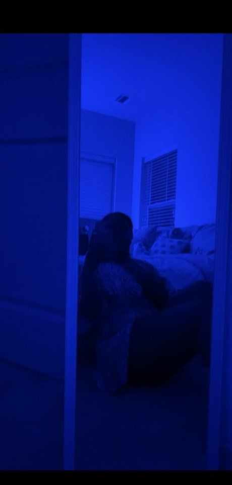 theedommee exclusive model photo